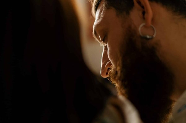Comment choisir une boucle d’oreilles hommes ?