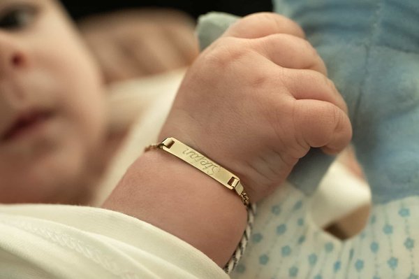 Acheter une gourmette pour bébé : Les tendances
